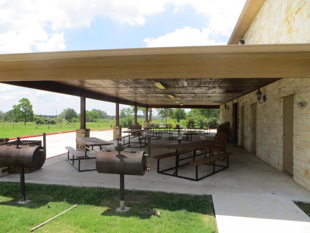 Hotel Texas Hallettsville ภายนอก รูปภาพ