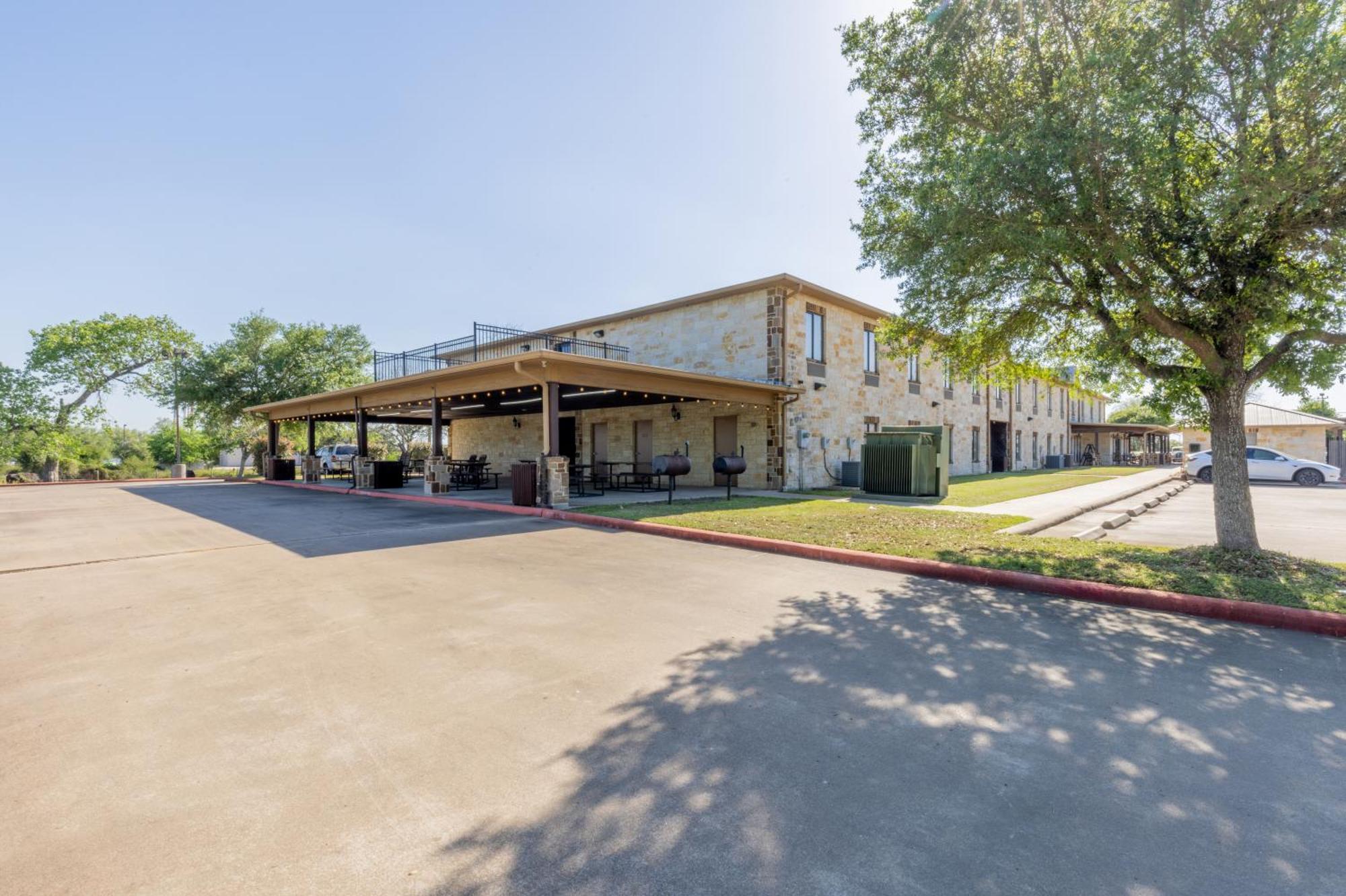Hotel Texas Hallettsville ภายนอก รูปภาพ