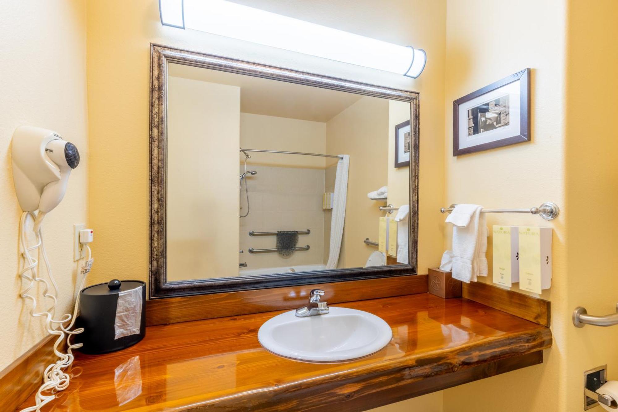 Hotel Texas Hallettsville ภายนอก รูปภาพ