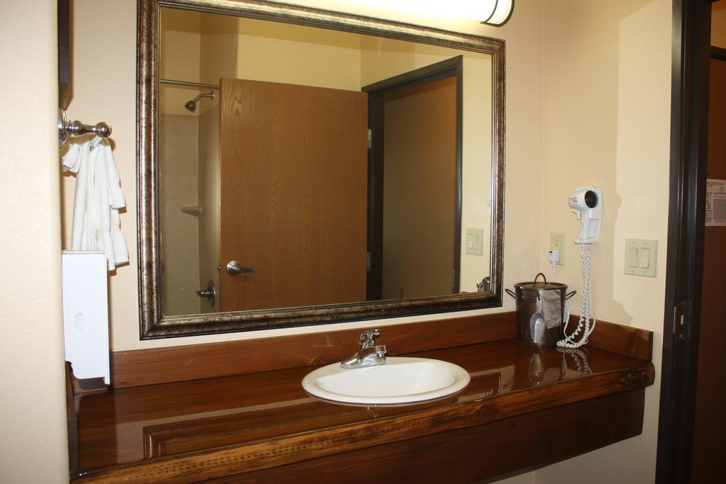 Hotel Texas Hallettsville ภายนอก รูปภาพ